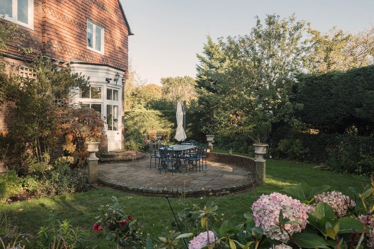 A Grand Arts and Crafts House in London 21 garden seating
