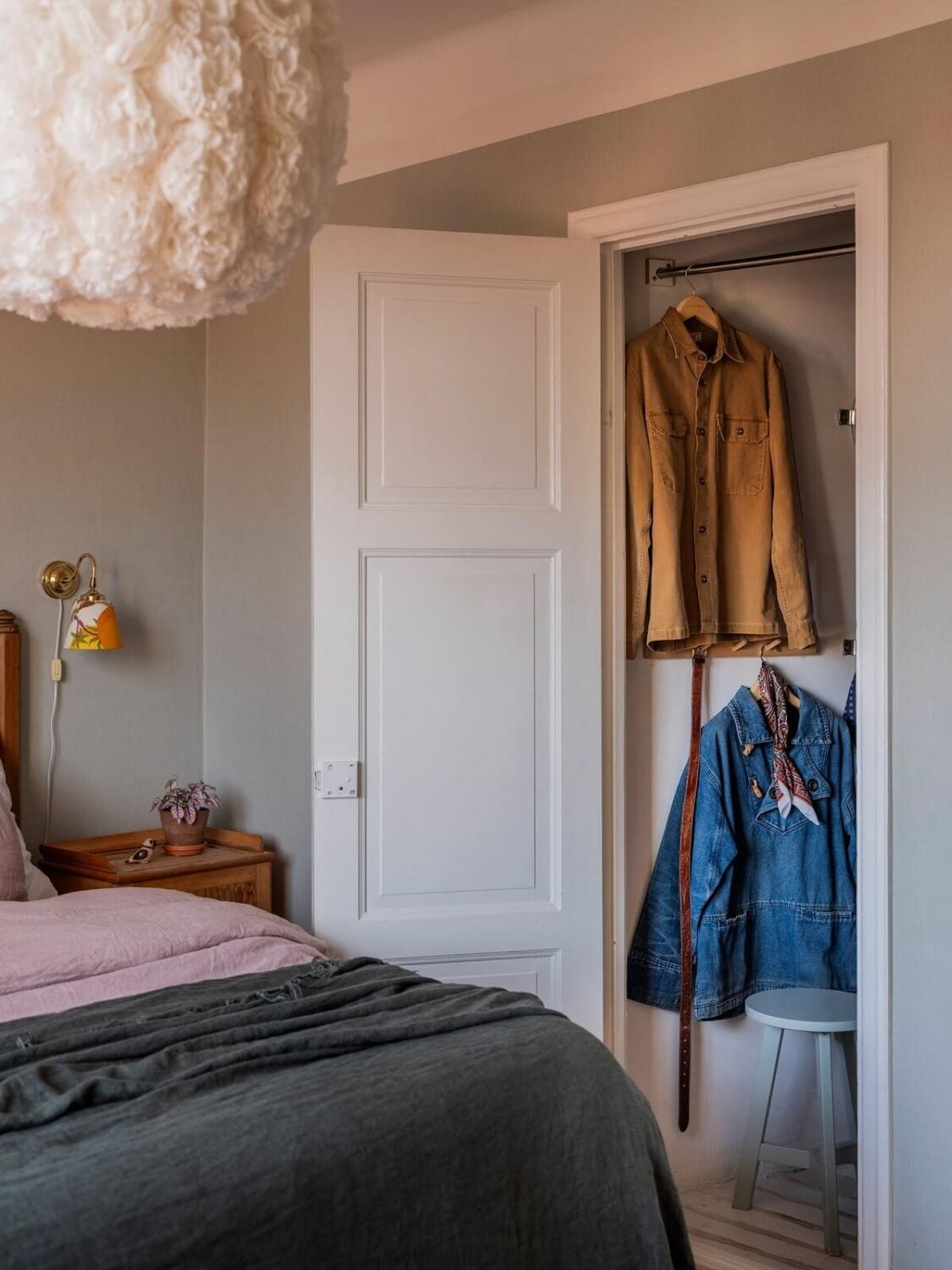 A Living Room with Light Purple Walls in a Swedish Apartment 14 gray bedroom with built in wardrobe