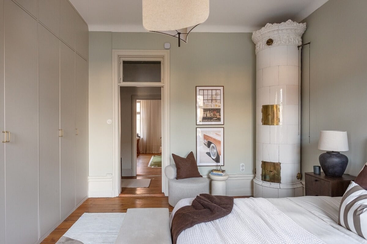 A Turn-of-the-Century Apartment with Warm Open-Plan Spaces 21 gray bedroom with built in wardrobes and fireplace A Turn-of-the-Century Apartment with Warm Open-Plan Spaces