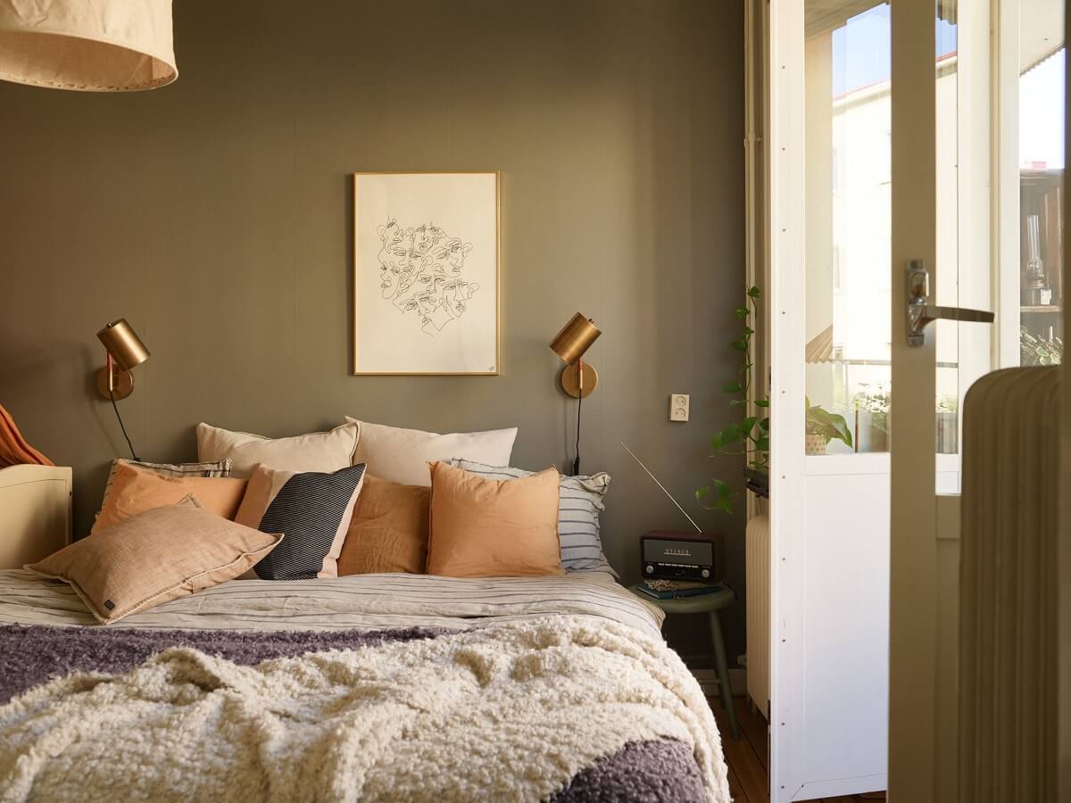 A Lovely Apartment Owned By The Same Family for Almost 100 Years 14 gray bedroomwith balcony