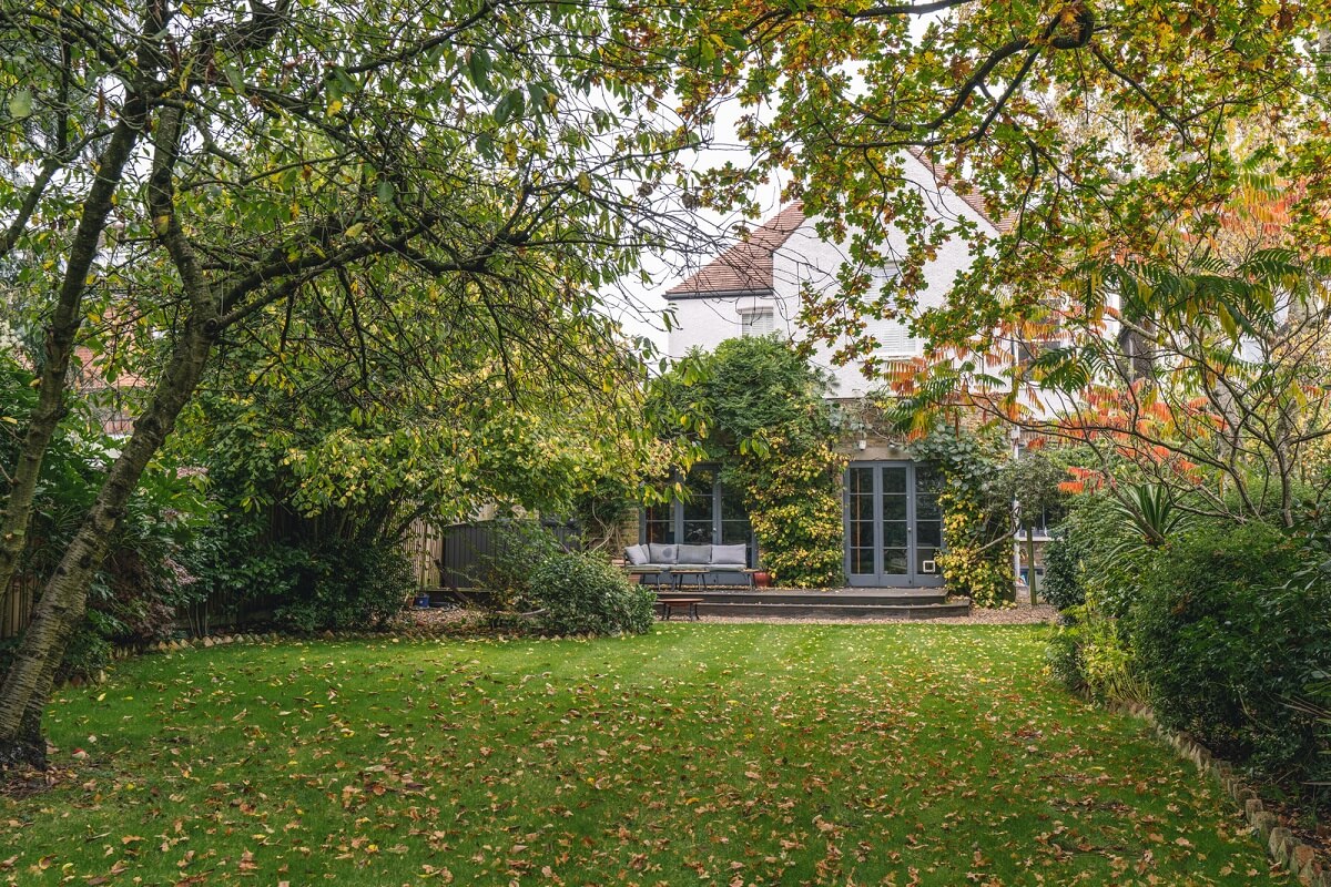 A Grand Ground Floor Apartment with Dark Blue Walls and a Garden 19 green garden with large trees