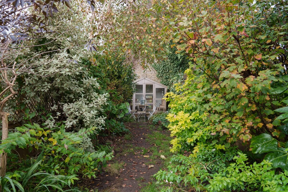 Colorful Furniture in a Historic English Cottage 18 green garden