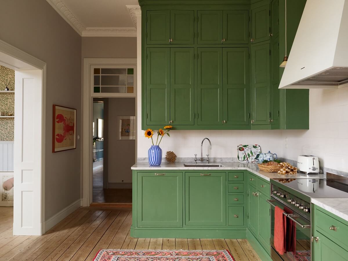 A Colorful Turn-of-the-Century Family Apartment in Stockholm 14 green kitchen