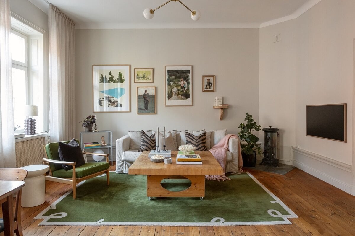 A Turn-of-the-Century Apartment with Warm Open-Plan Spaces 3 green rug sitting room
