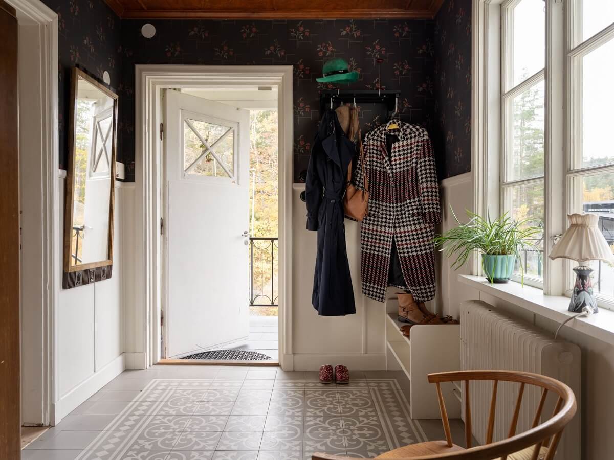 A 1930s Green-Painted Wooden Family Home in Sweden 23 hallway with wallpaper and wooden ceiling A 1930s Green-Painted Wooden Family Home in Sweden