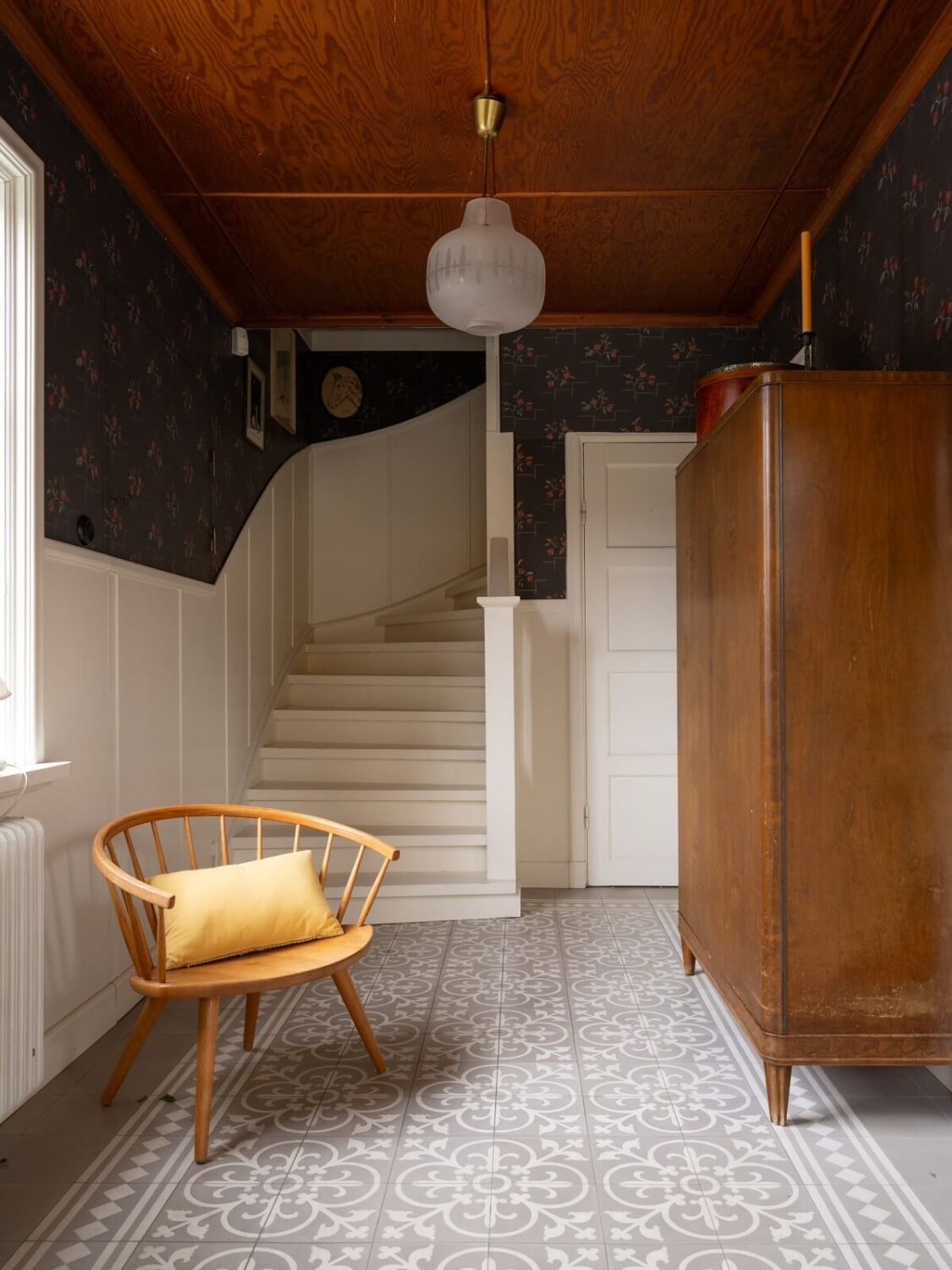 A 1930s Green-Painted Wooden Family Home in Sweden 22 hallway with wooden ceiling