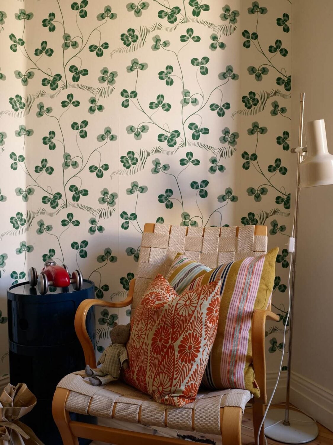 A Light Turn-of-the-Century Apartment with a Cheerful Color Palette 20 kids bedroom with svenskt tenn wallpaper