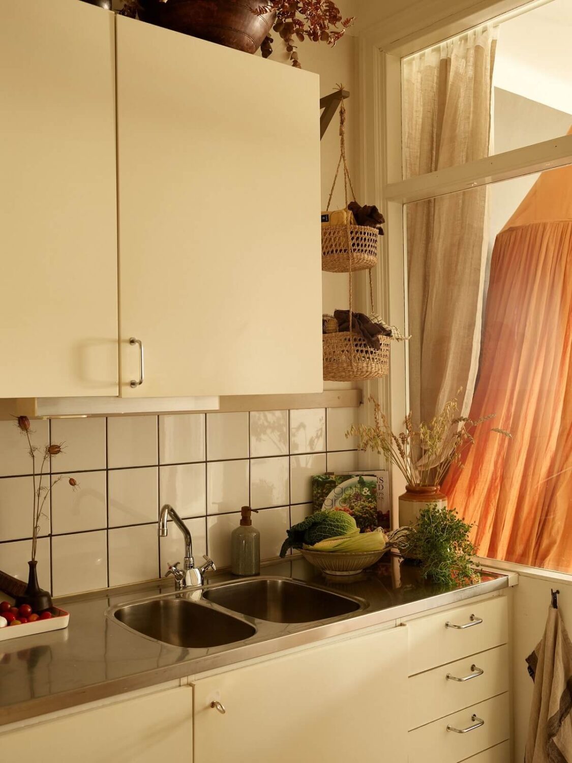 A Lovely Apartment Owned By The Same Family for Almost 100 Years 13 kitchen detail