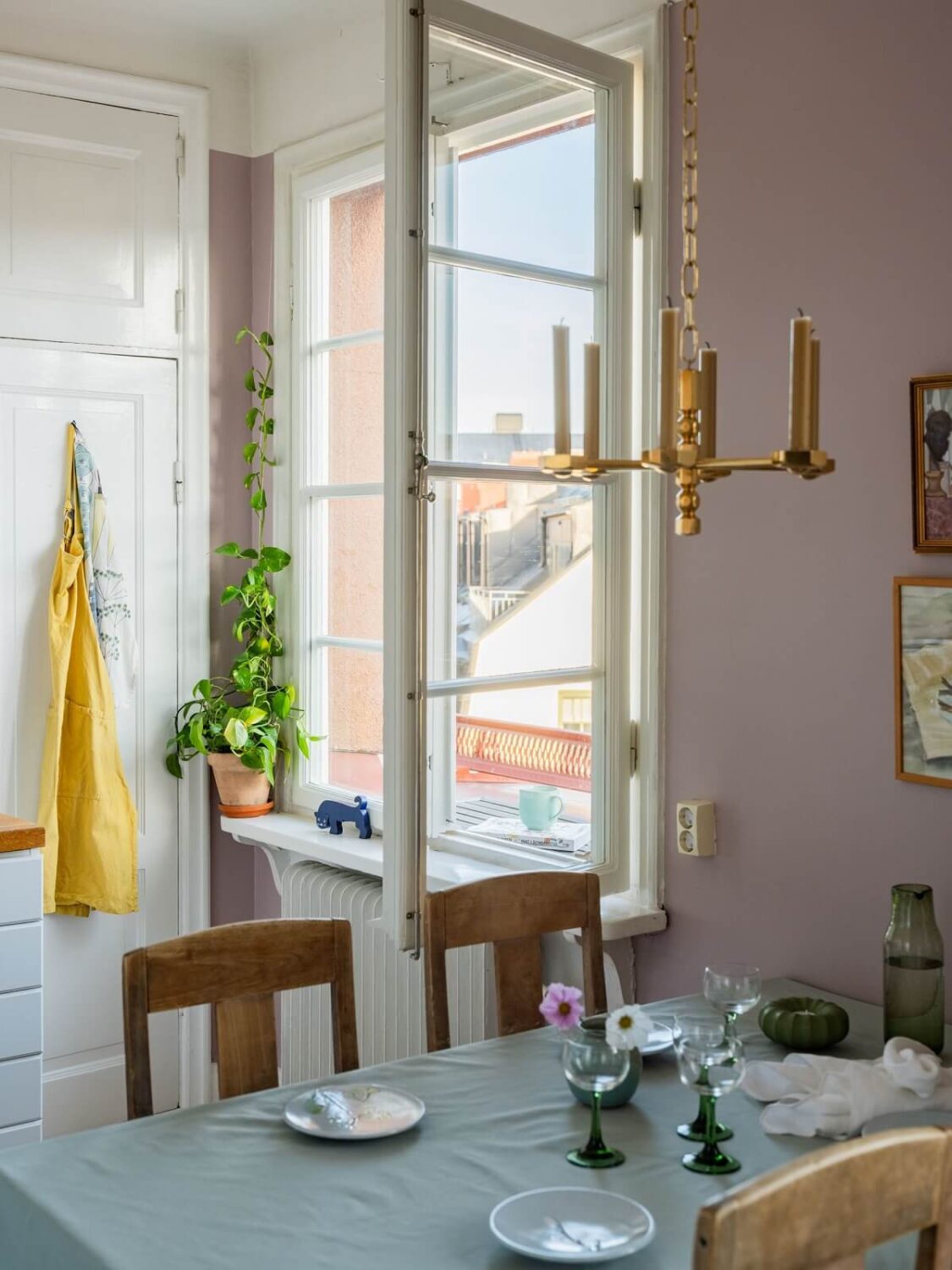 A Living Room with Light Purple Walls in a Swedish Apartment 7 kitchen table detail