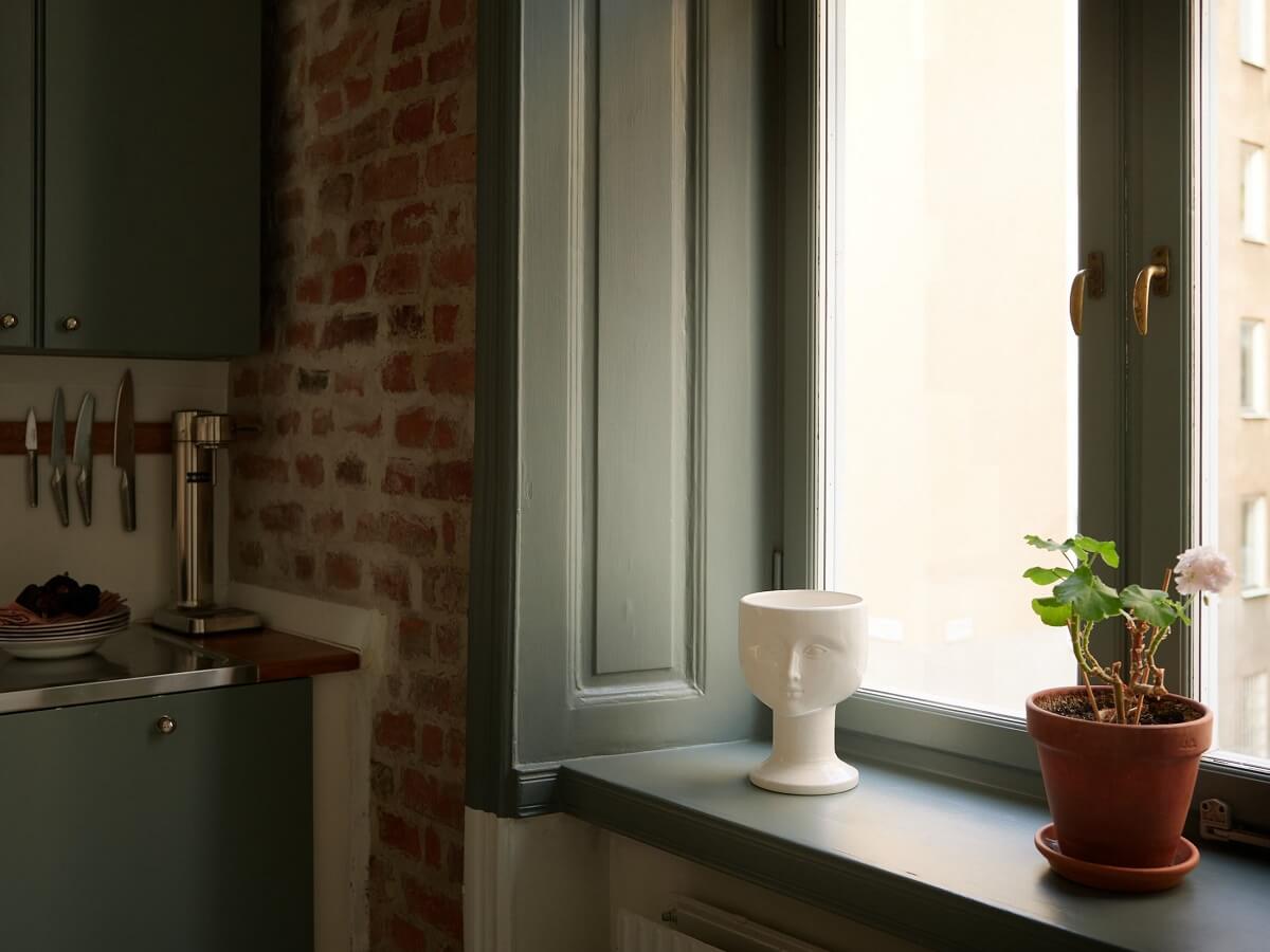A Light Corner Apartment with 1890s Period Features 13 kitchen window sills