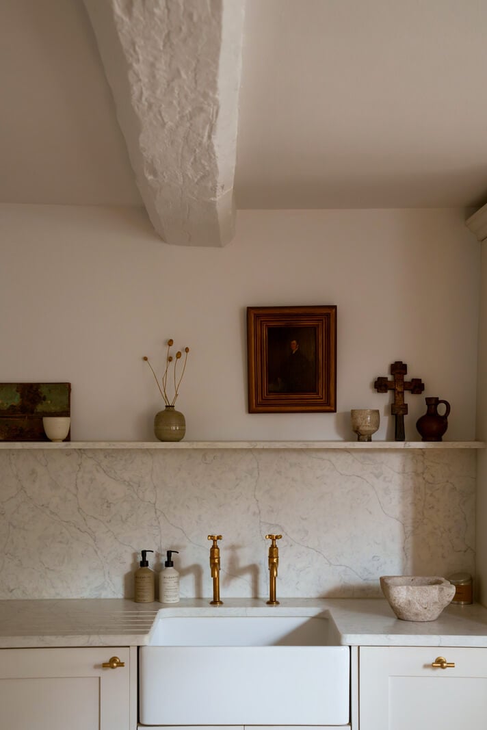 Contemporary Light Interiors in a 19th-Century English Cottage 9 light kitchen butler sink shelf
