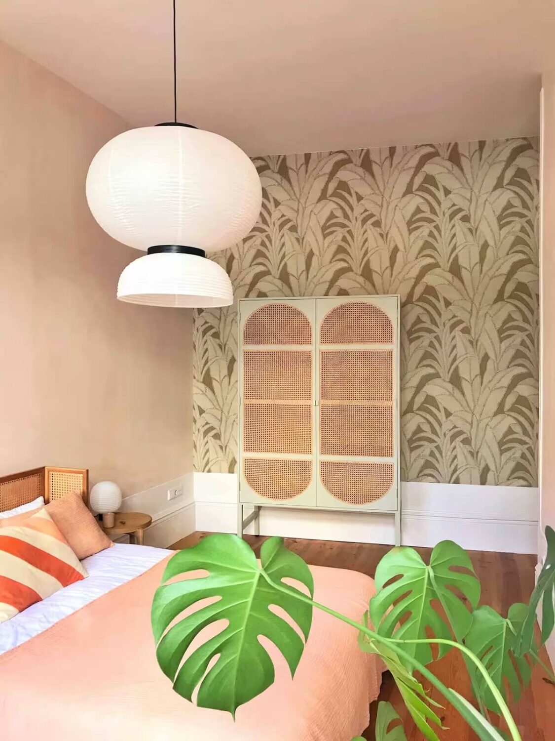A Colorful Airbnb Apartment in Portugal 11 light pink bedroom wallpaper