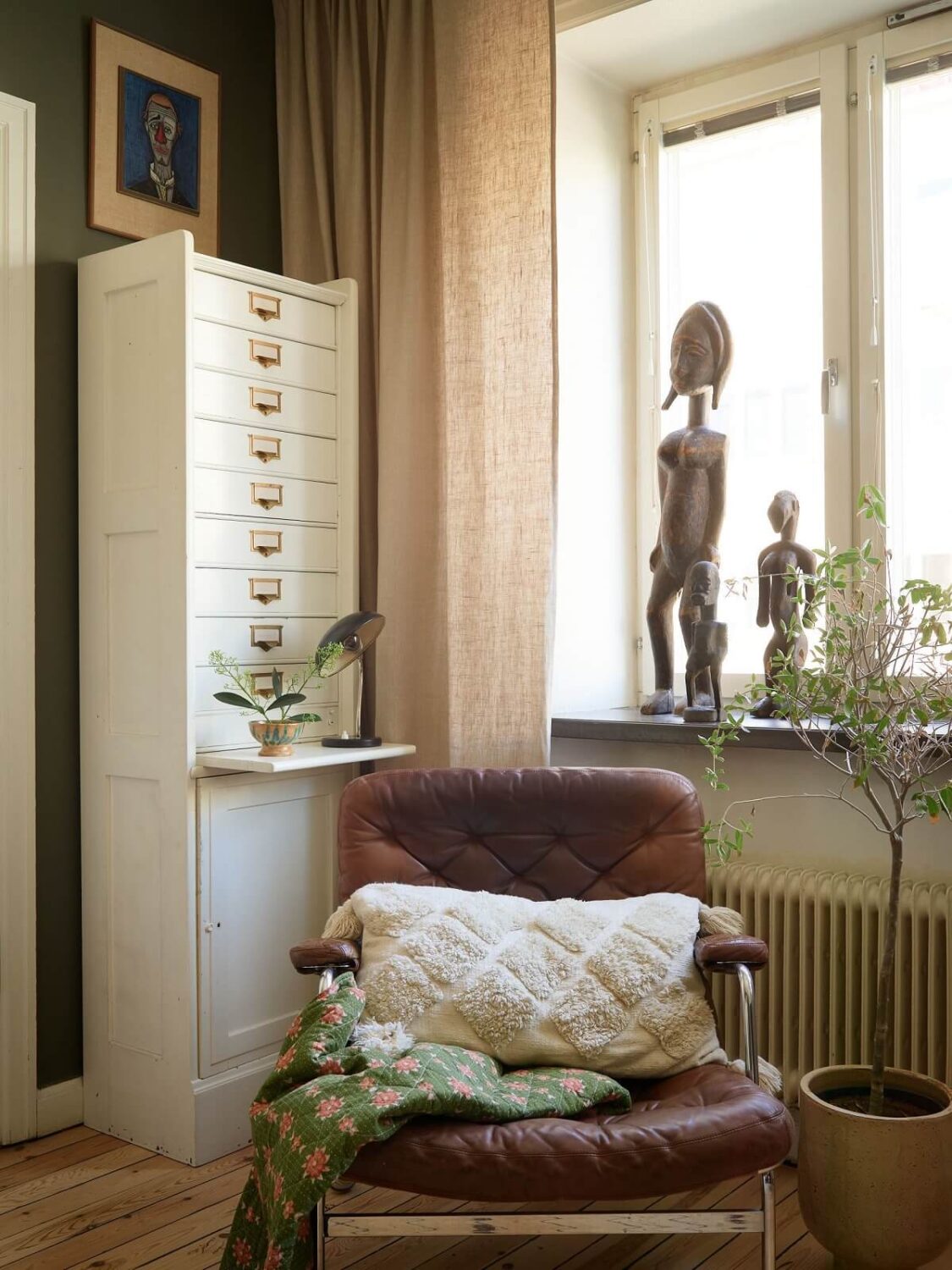 A Lovely Apartment Owned By The Same Family for Almost 100 Years 4 living room detail