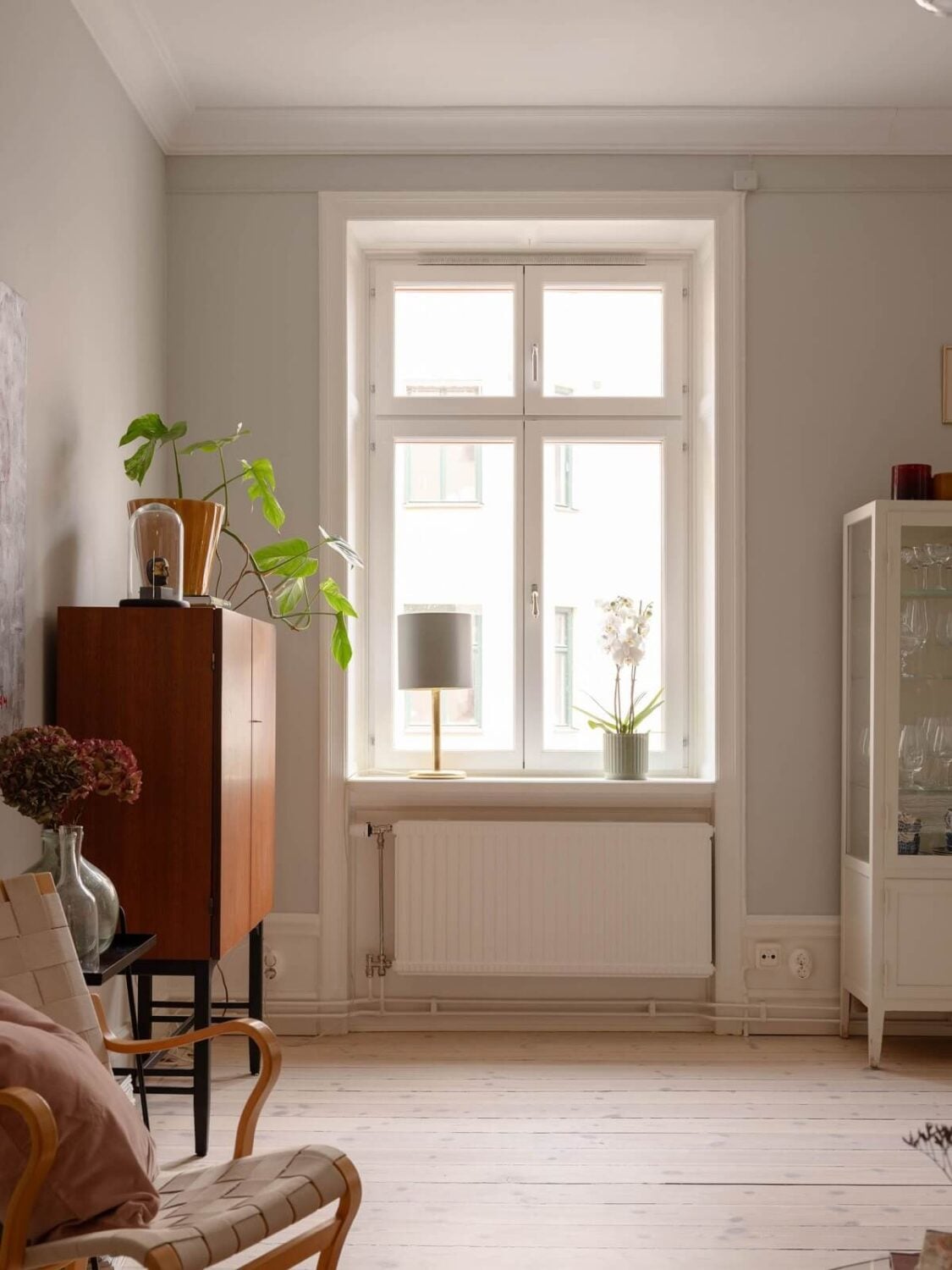 A Spacious Stockholm Apartment with Light Gray Walls 6 living room detail
