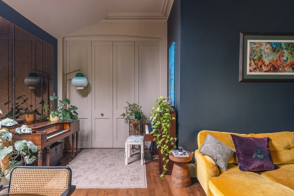 A Grand Ground Floor Apartment with Dark Blue Walls and a Garden 10 living room with blue walls and music corner nordroom