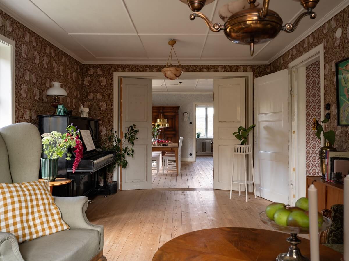 A 1930s Green-Painted Wooden Family Home in Sweden 10 living room with william morris wallpaper