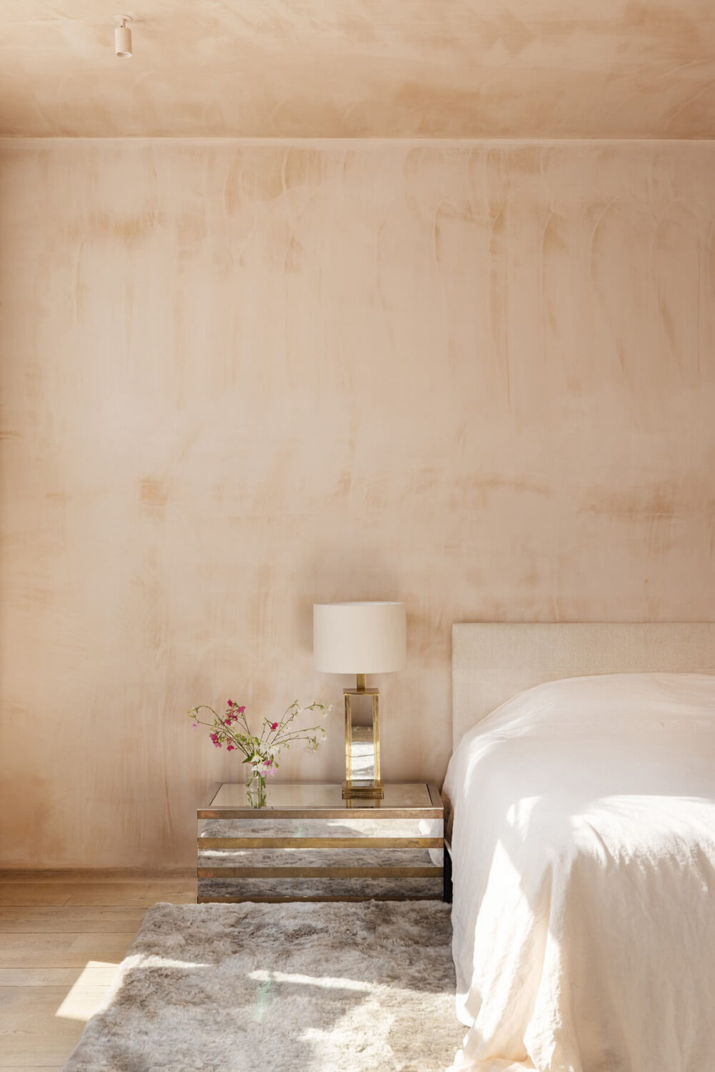 A Grand Industrial Warehouse Conversion in London 26 master bedroom detail