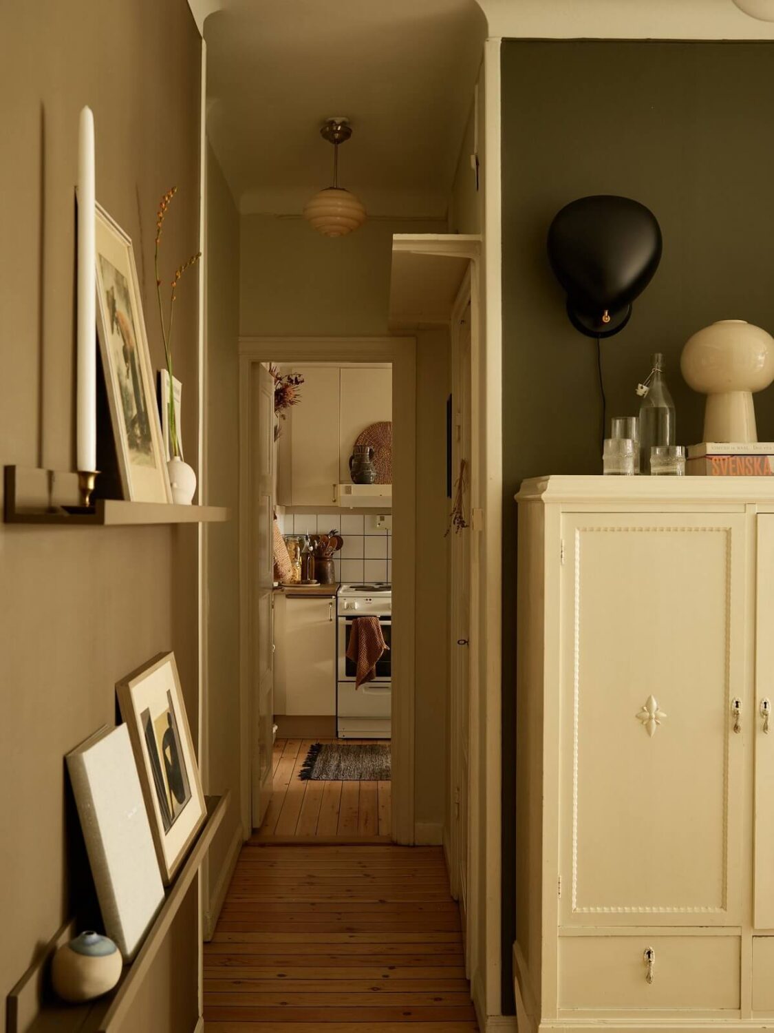 A Lovely Apartment Owned By The Same Family for Almost 100 Years 9 narrow hallway