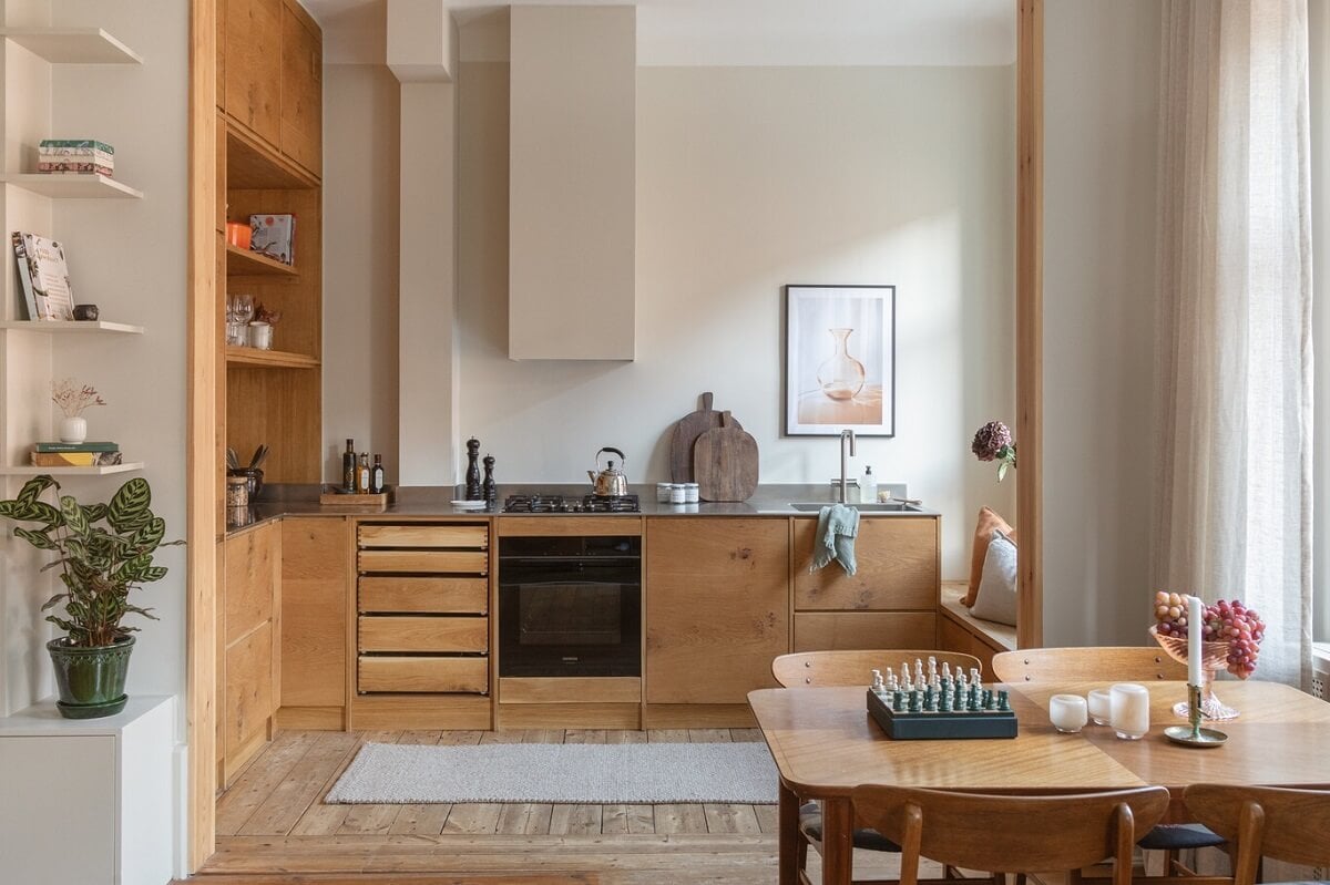 A Turn-of-the-Century Apartment with Warm Open-Plan Spaces 11 open kitchen with floor to ceiling cabinets A Turn-of-the-Century Apartment with Warm Open-Plan Spaces