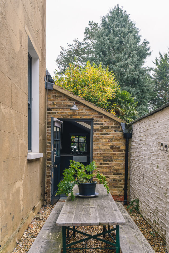 A Grand Ground Floor Apartment with Dark Blue Walls and a Garden 18 outdoor dining area