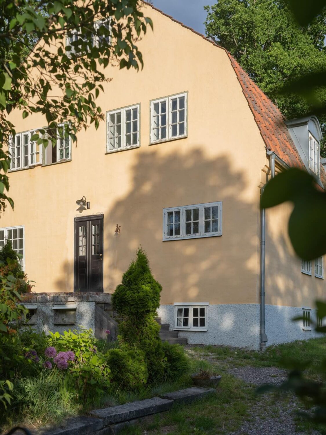 A Bohemian-Style House on the Estate of a Swedish Castle 36 pale yellow swedish country house A Bohemian-Style House on the Estate of a Swedish Castle