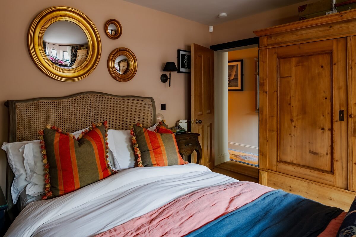 Best of 2025: Bedrooms 18 pink bedroom round mirrors
