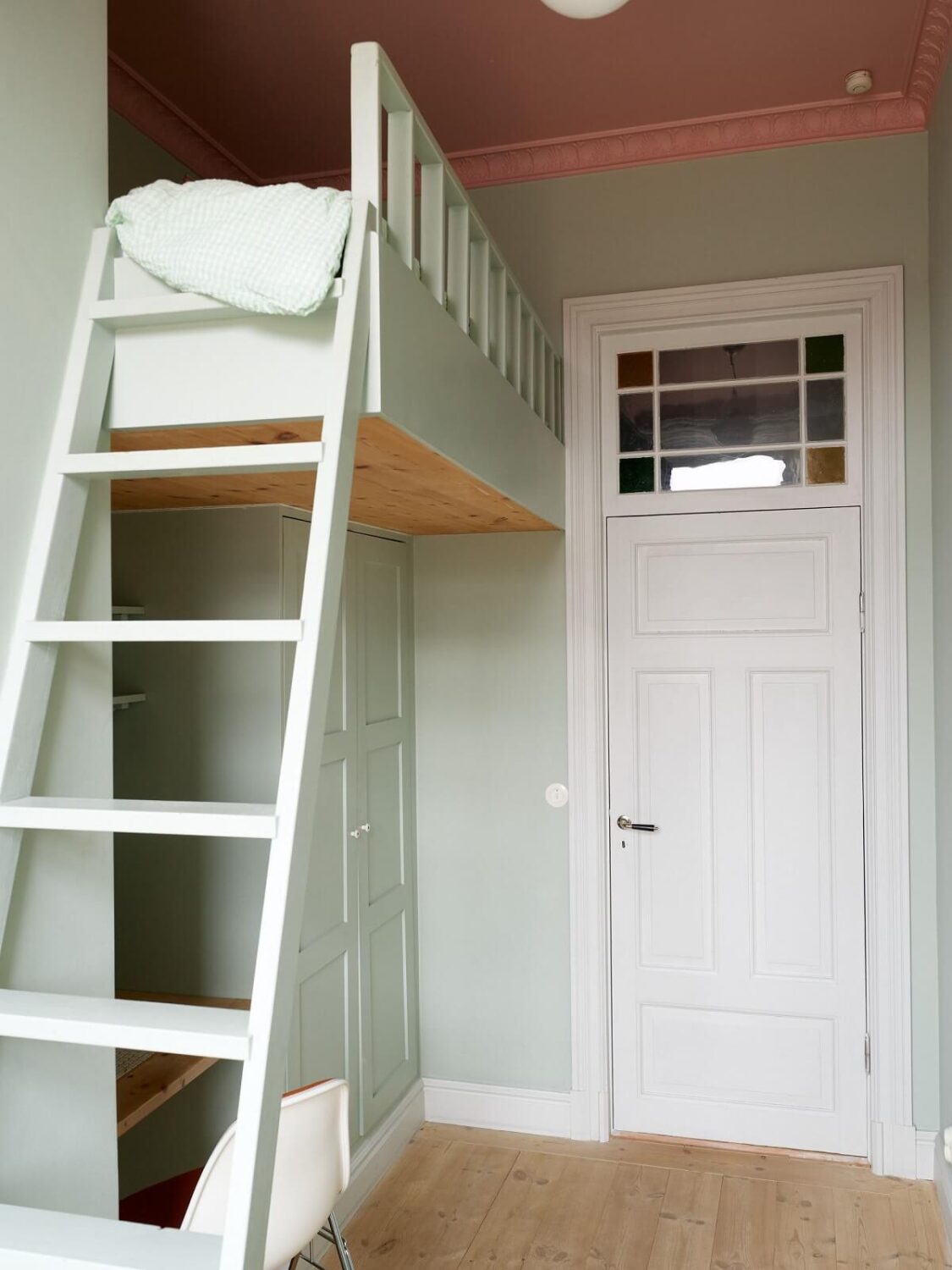 A Colorful Turn-of-the-Century Family Apartment in Stockholm 33 pink ceiling bedroom with loft bed