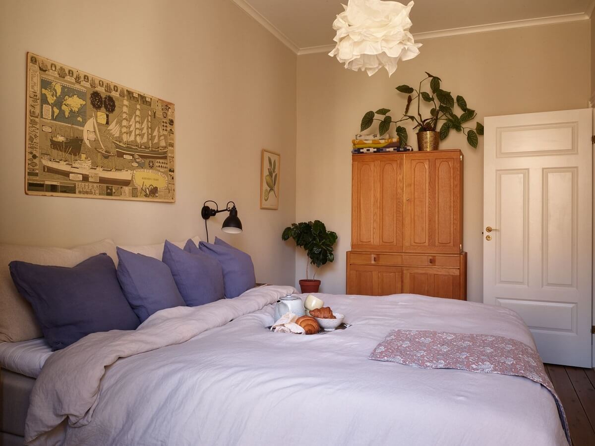 A Light Turn-of-the-Century Apartment with a Cheerful Color Palette 15 serene bedroom blue bedding