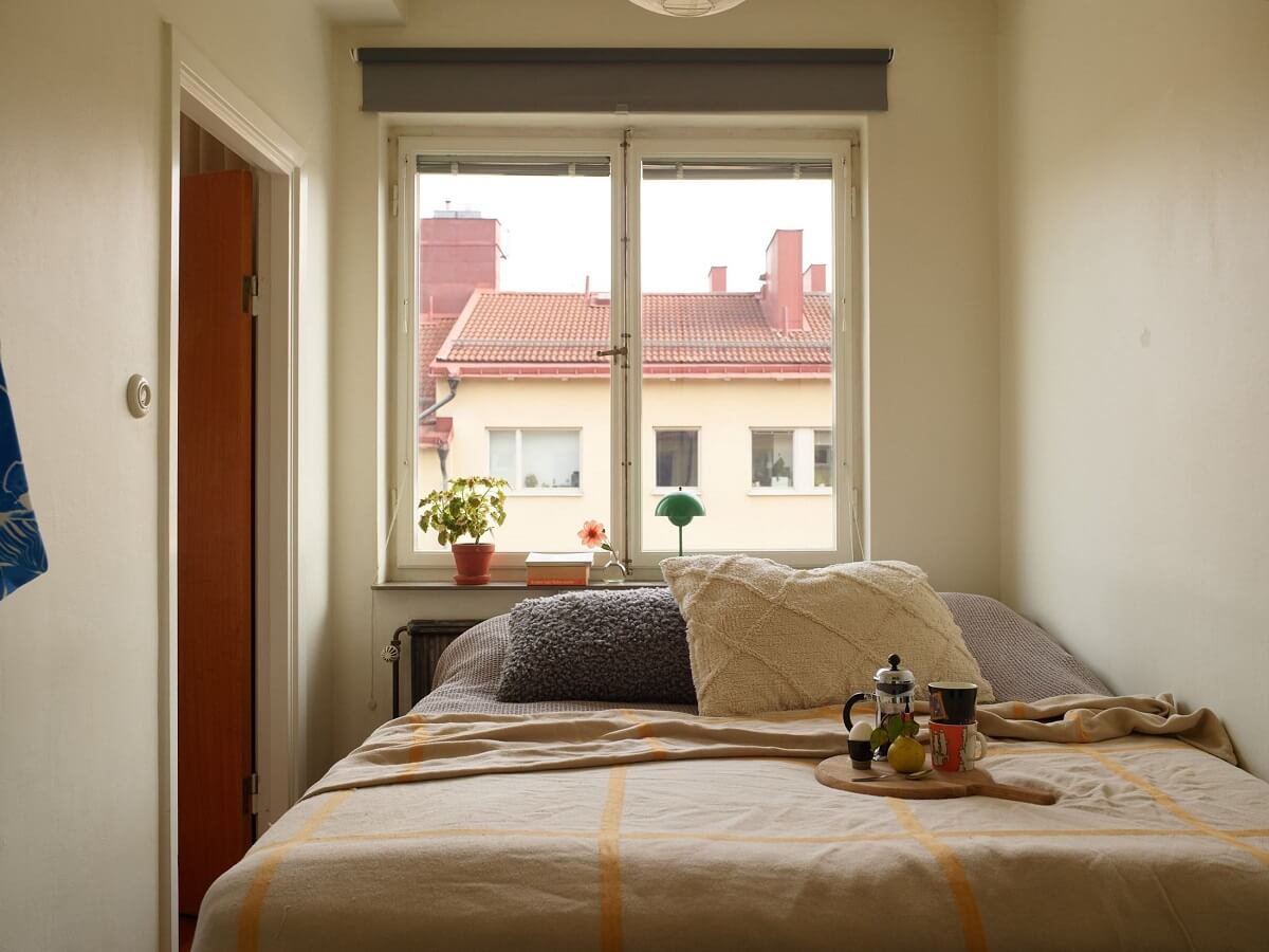 A Small 1930s Swedish Apartment with a Yellow Floral Hall 11 small bedroom midcentury apartment