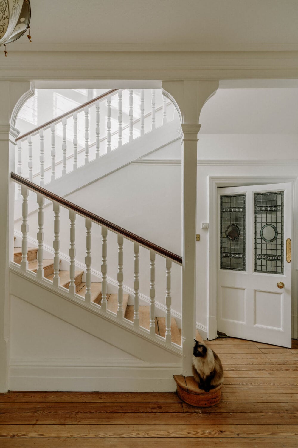 A Grand Arts and Crafts House in London 11 staircase