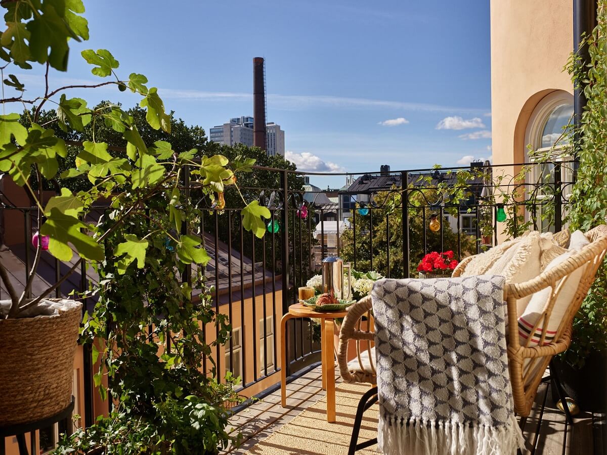 A Colorful Turn-of-the-Century Family Apartment in Stockholm 25 sunny balcony