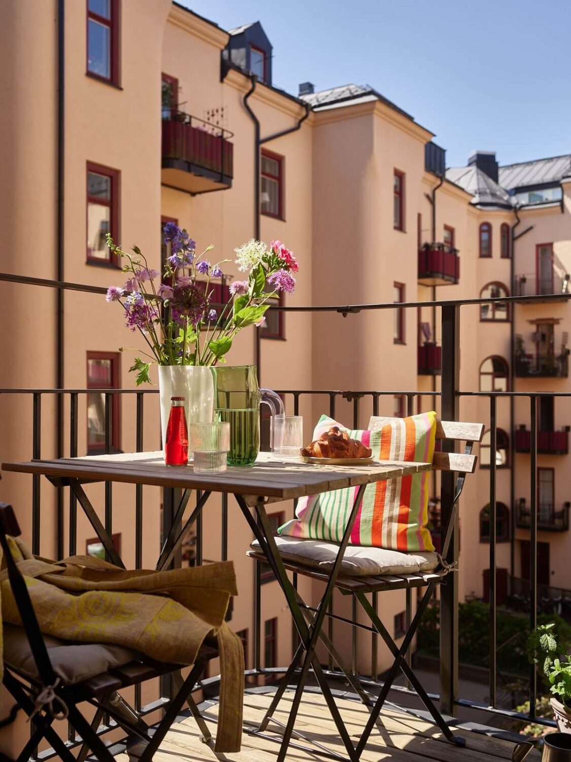 A Light Turn-of-the-Century Apartment with a Cheerful Color Palette 13 sunny courtyard balcony