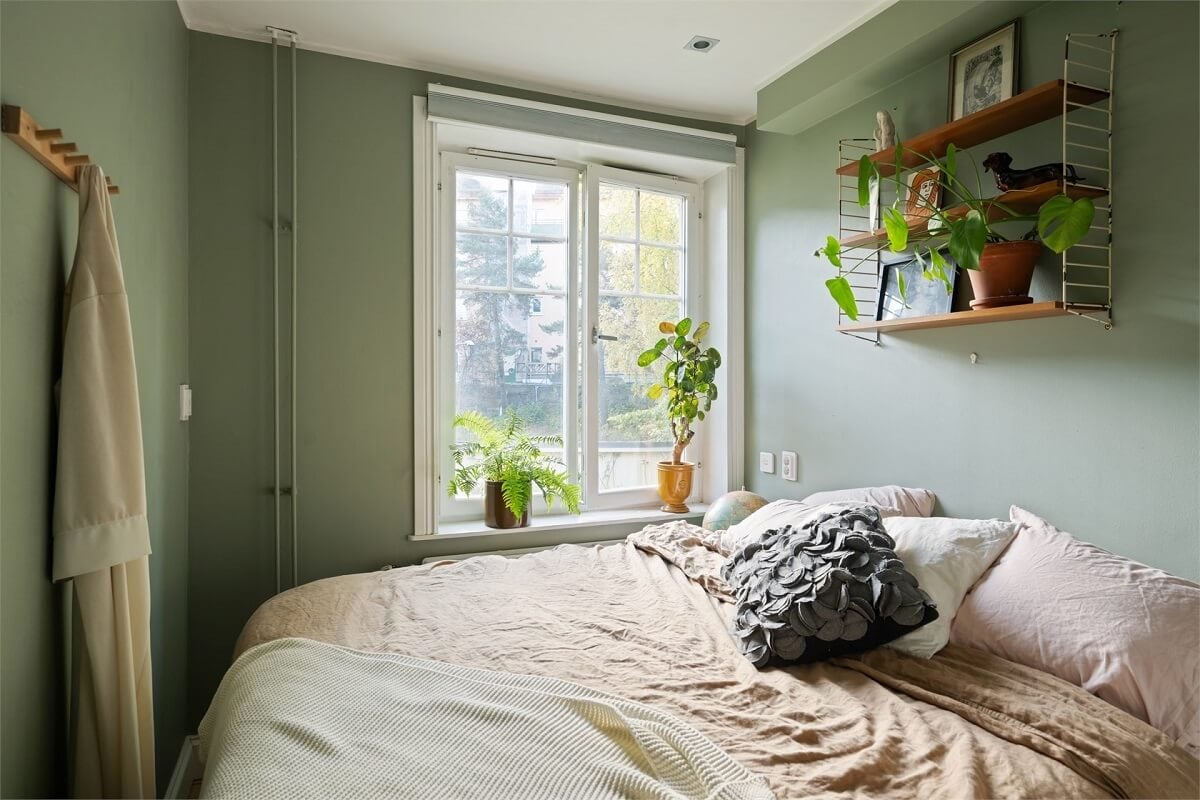 Green Tones in a Turn-of-the-Century Stockholm Apartment 15 tiny green bedroom wall shelves