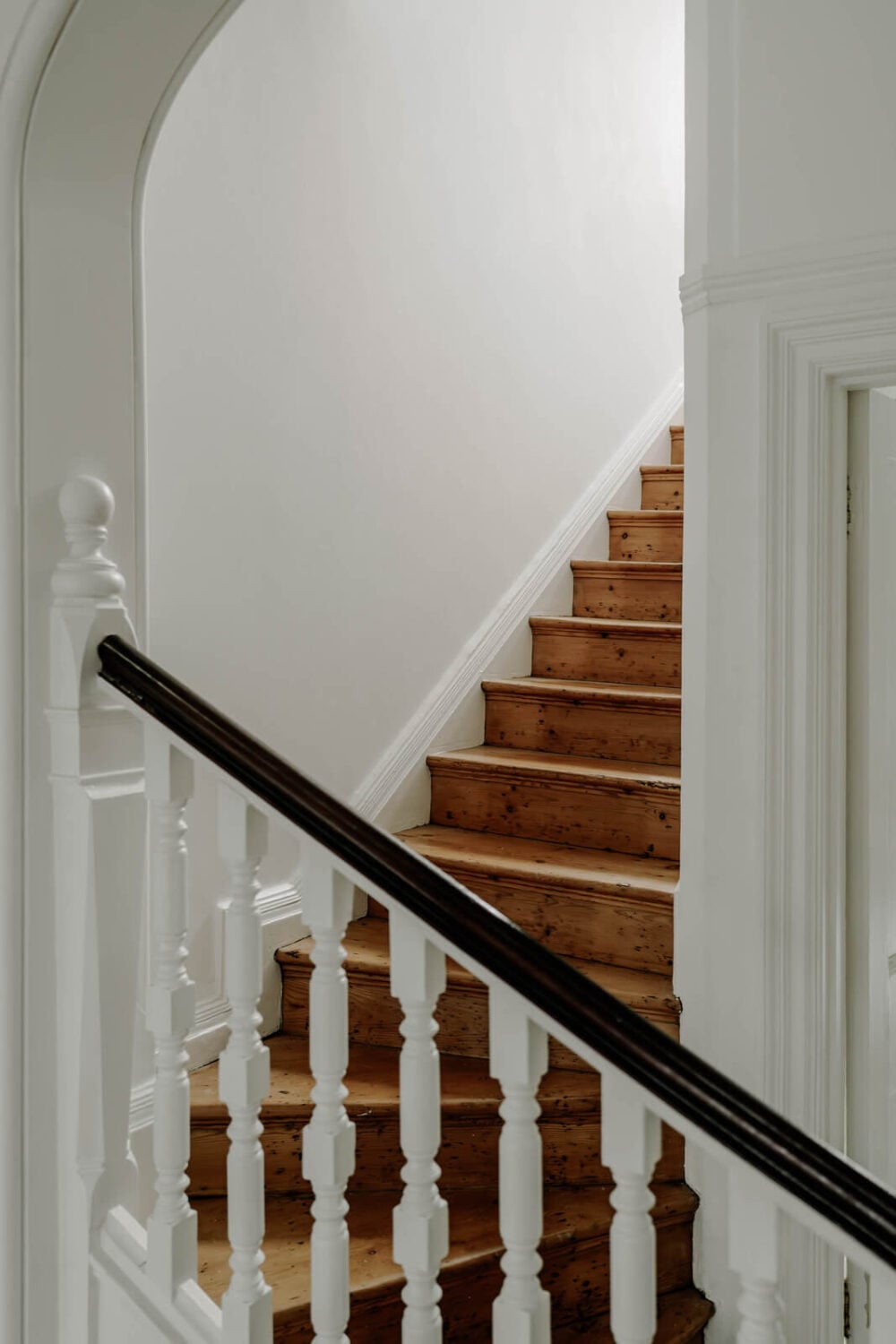A Grand Arts and Crafts House in London 19 wooden stairs