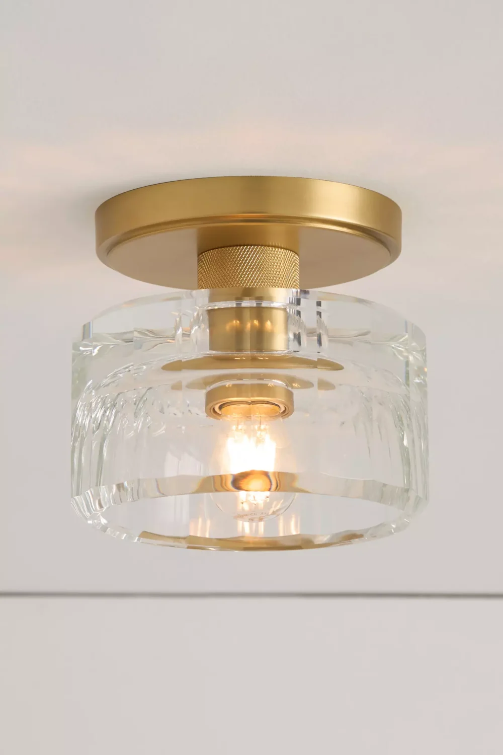 93497956 070 b4 7 Simple Tricks To Make a Low Ceiling Look Taller