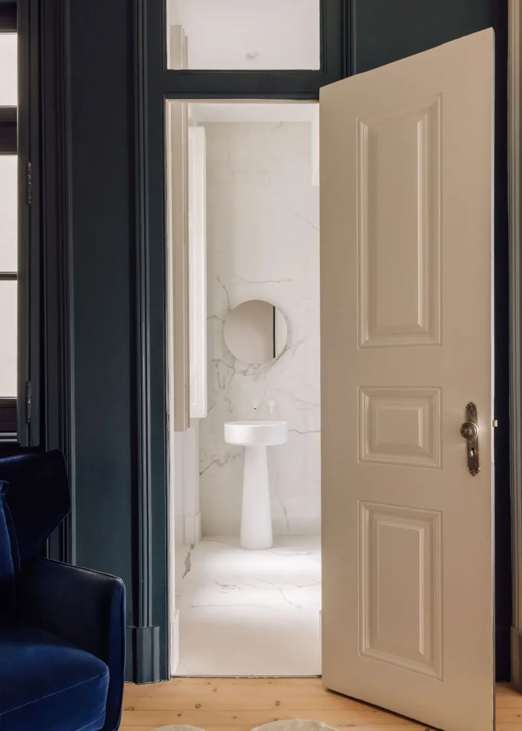 A Luxurious Three-Bedroom Apartment in Lisbon 15 FantasticFrankBraancampLTA0111 u1juks A Luxurious Three-Bedroom Apartment in Lisbon