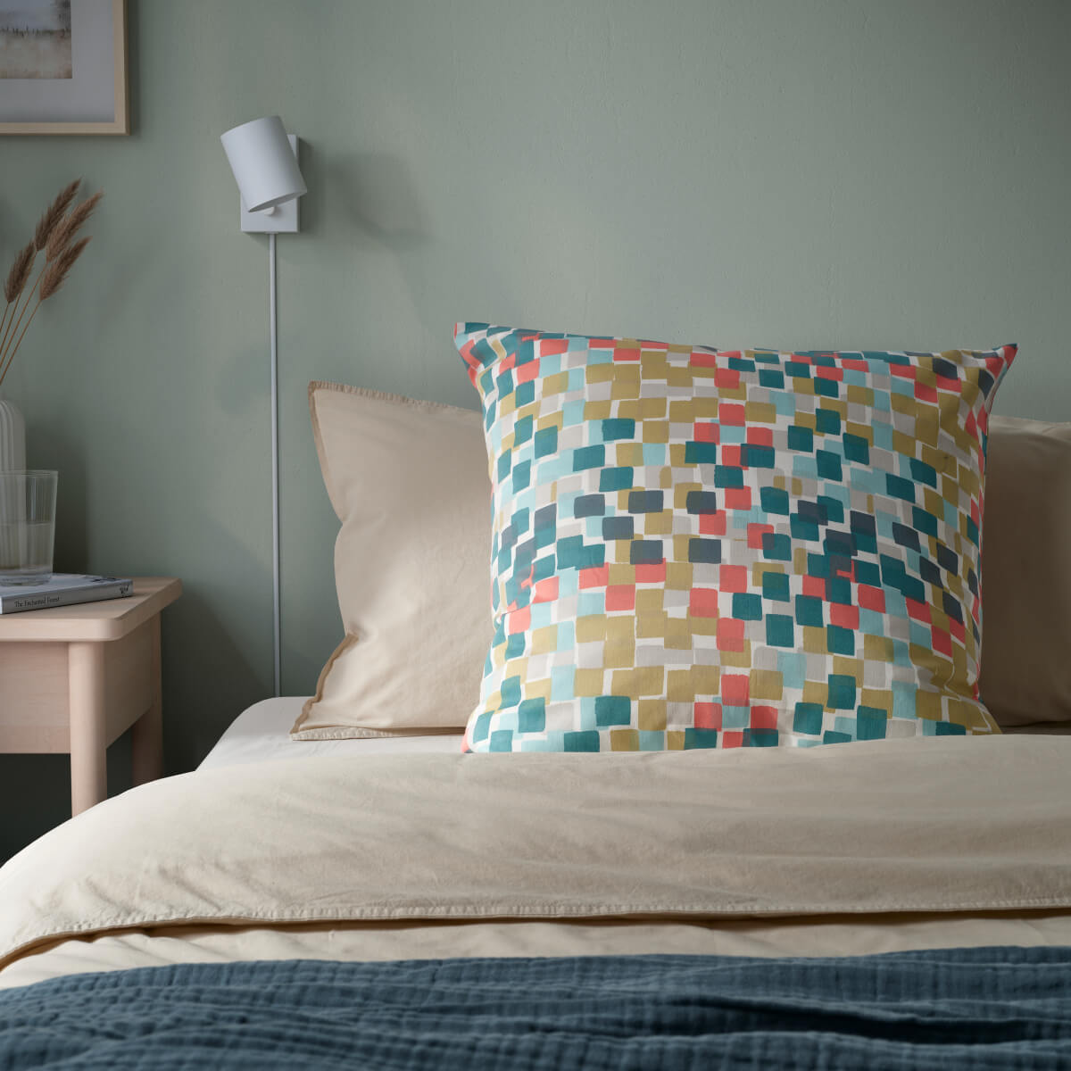 IKEA Spring Collection 2025: Colorful Textiles, Clean Designs & Home Refresh Ideas 12 IKEA_GAFFELBRAKEN_kuddfodral_PE942325