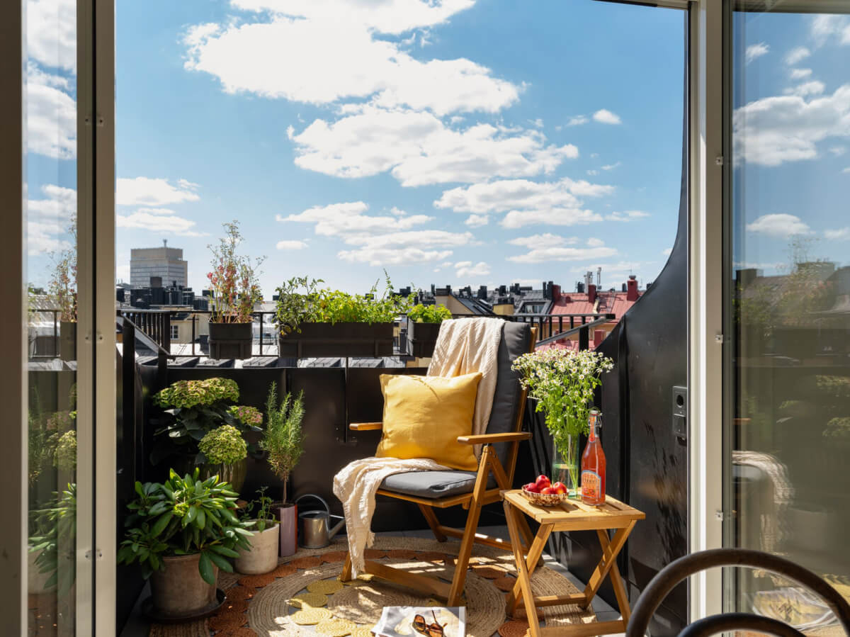 A Charming Light-Filled Attic Apartment with a Dark Oak Kitchen 4 balcony rooftop apartment