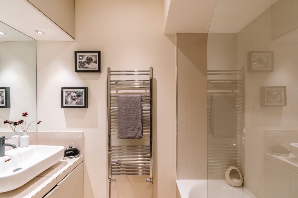 A Charming Garden Apartment in North Kensington 18 bathroom