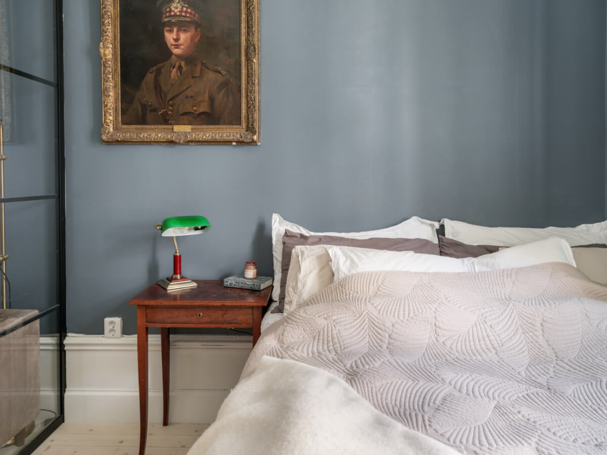 A Classic Studio Apartment with an Industrial Glass Room Divider 8 bedroom niche studio apartment