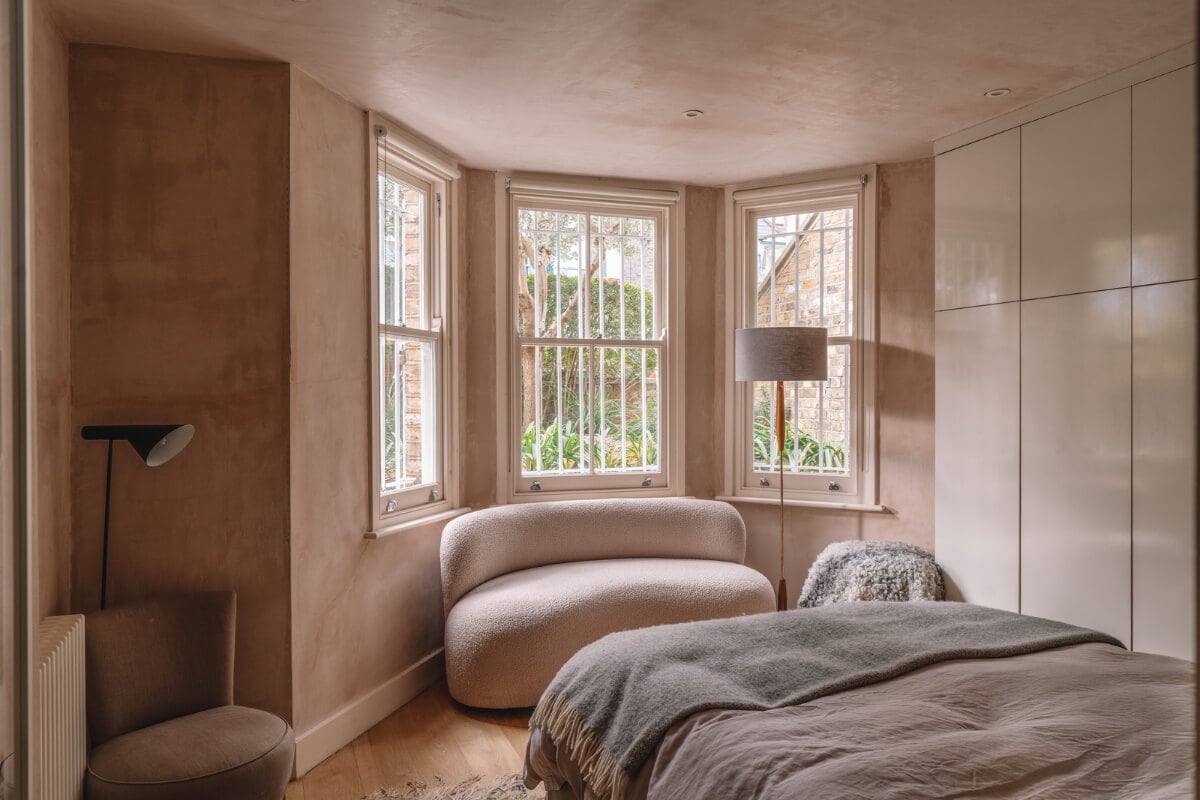 A Charming Garden Apartment in North Kensington 12 bedroom with bay window and sofa