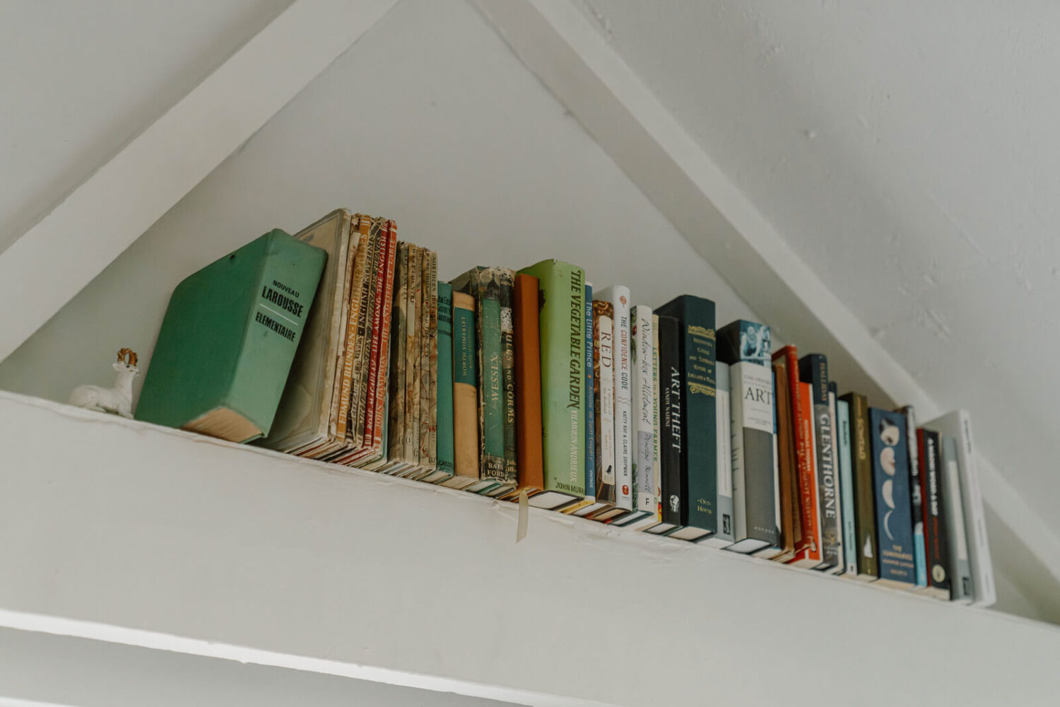French and Midcentury Influences in a Charming London Studio Apartment 4 bookshelf