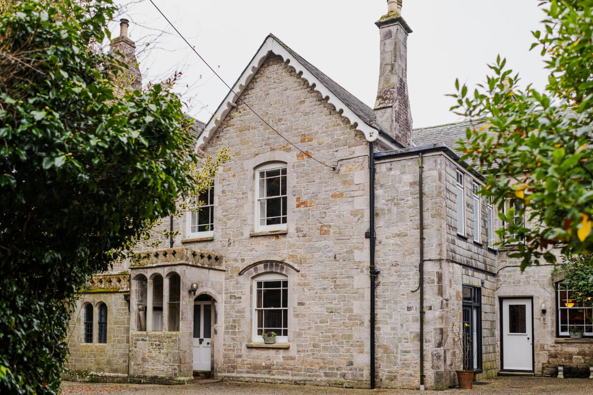 A Strong Color Palette in a Unique Country House in Cornwall 32 cornish home