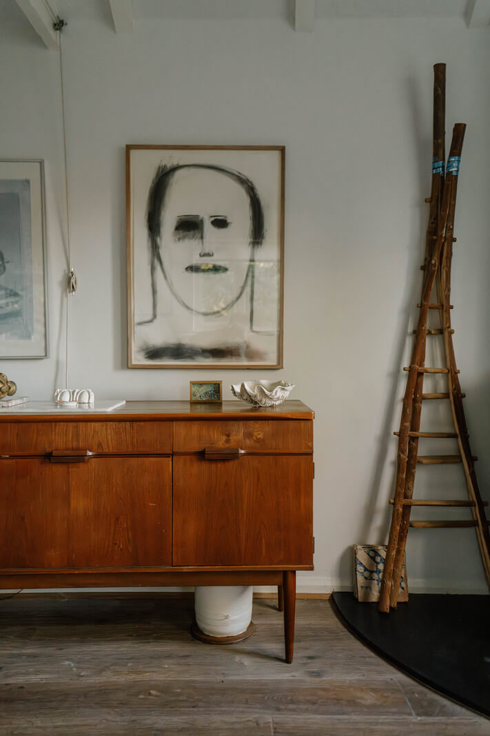 French and Midcentury Influences in a Charming London Studio Apartment 11 detail French and Midcentury Influences in a Charming London Studio Apartment