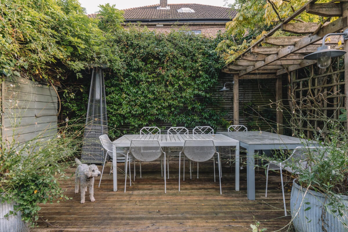 A Charming Garden Apartment in North Kensington 23 garden dining table