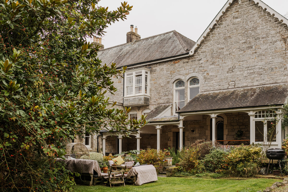 A Strong Color Palette in a Unique Country House in Cornwall 29 garden home in cornwall