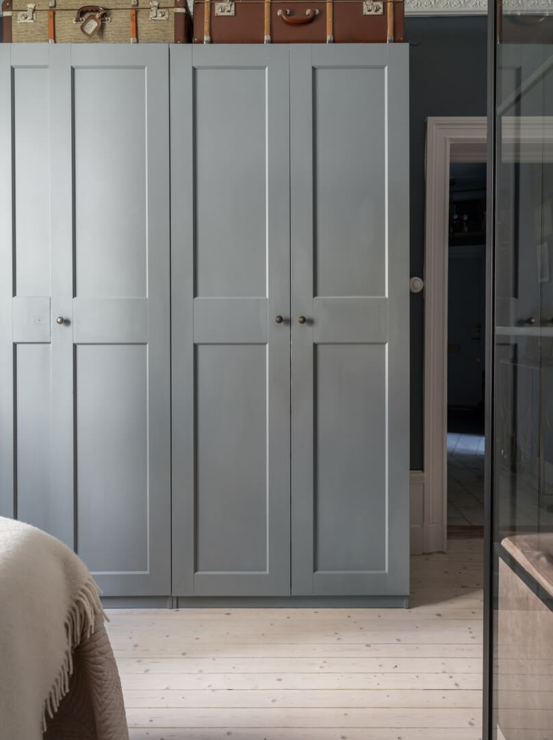 A Classic Studio Apartment with an Industrial Glass Room Divider 10 gray wardrobes in a moody studio apartment