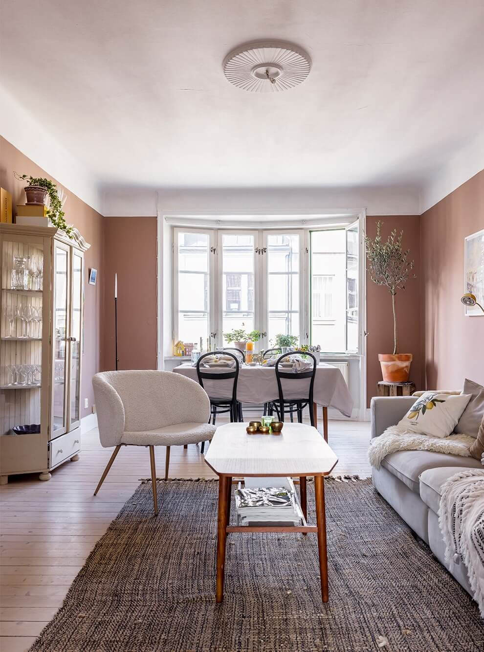 A Spacious Nordic Apartment with a Wonderful Color Palette 5 living room with earthy pink walls and white ceiling