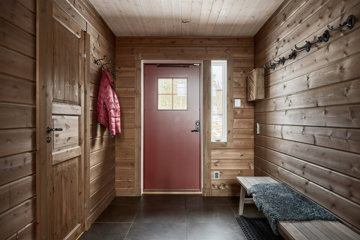 A Warm and Inviting Mountain House in Sweden 14 log house hallway A Warm and Inviting Mountain House in Sweden