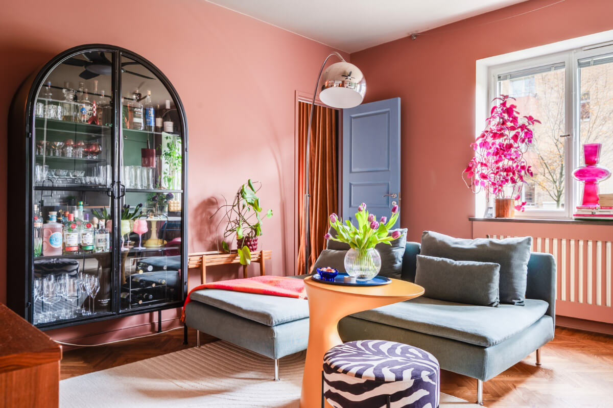 A Vibrant, Colorful Midcentury Apartment in Malmö 2 pink living room